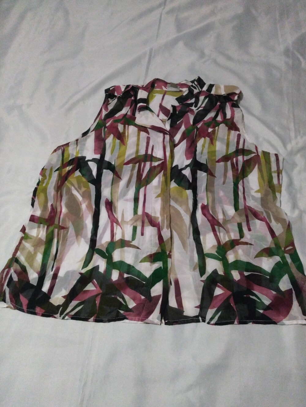 ♥️3/$15 Worthington Sleeveless Abstract Print Blouse - White Multicolor